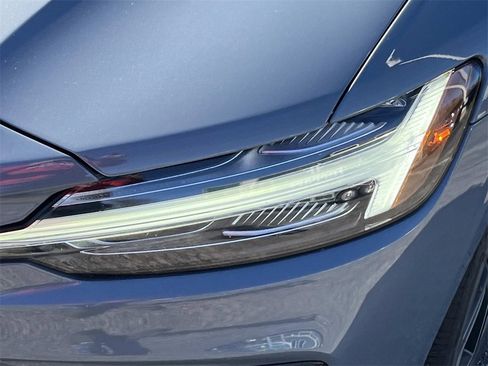 Used 2022 Volvo S60 T8 R-Design image 9