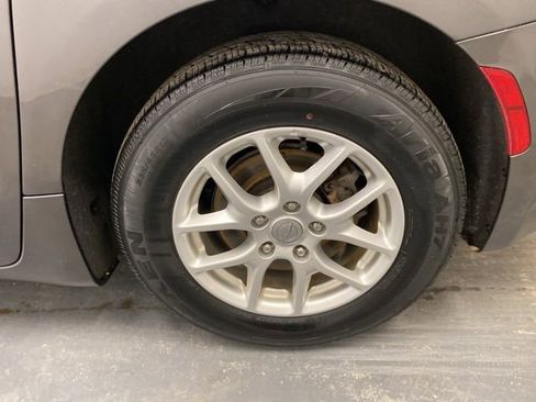 Used 2020 Chrysler Pacifica Touring-L FWD image 28