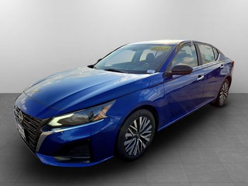 Used 2025 Nissan Altima 2.5 SV image 10