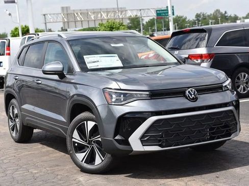 New 2026 Volkswagen Taos SE image 2