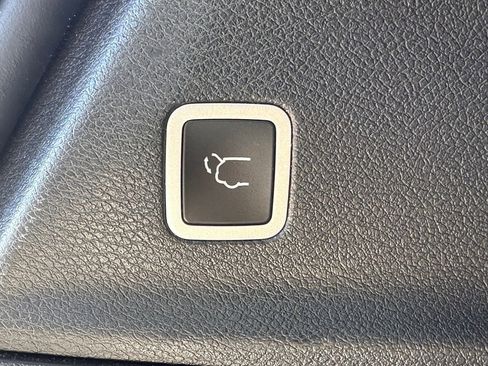 Used 2024 Chrysler Pacifica Select image 18