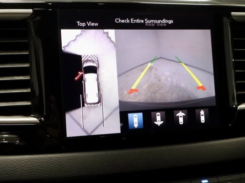 Used 2020 Chrysler Pacifica Touring-L w/ Advanced Safetytec Group image 2