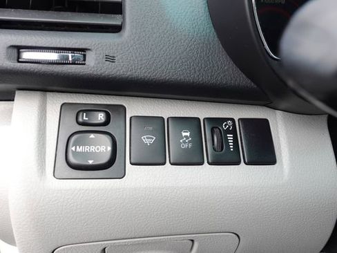 Used 2012 Toyota Highlander FWD w/ Tech Pkg image 17