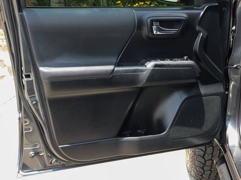 Used 2019 Toyota Tacoma TRD Sport AWD/4WD image 17