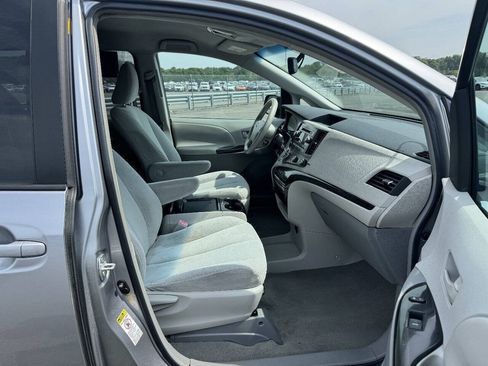 Used 2011 Toyota Sienna LE w/ Towing Pkg FWD image 10