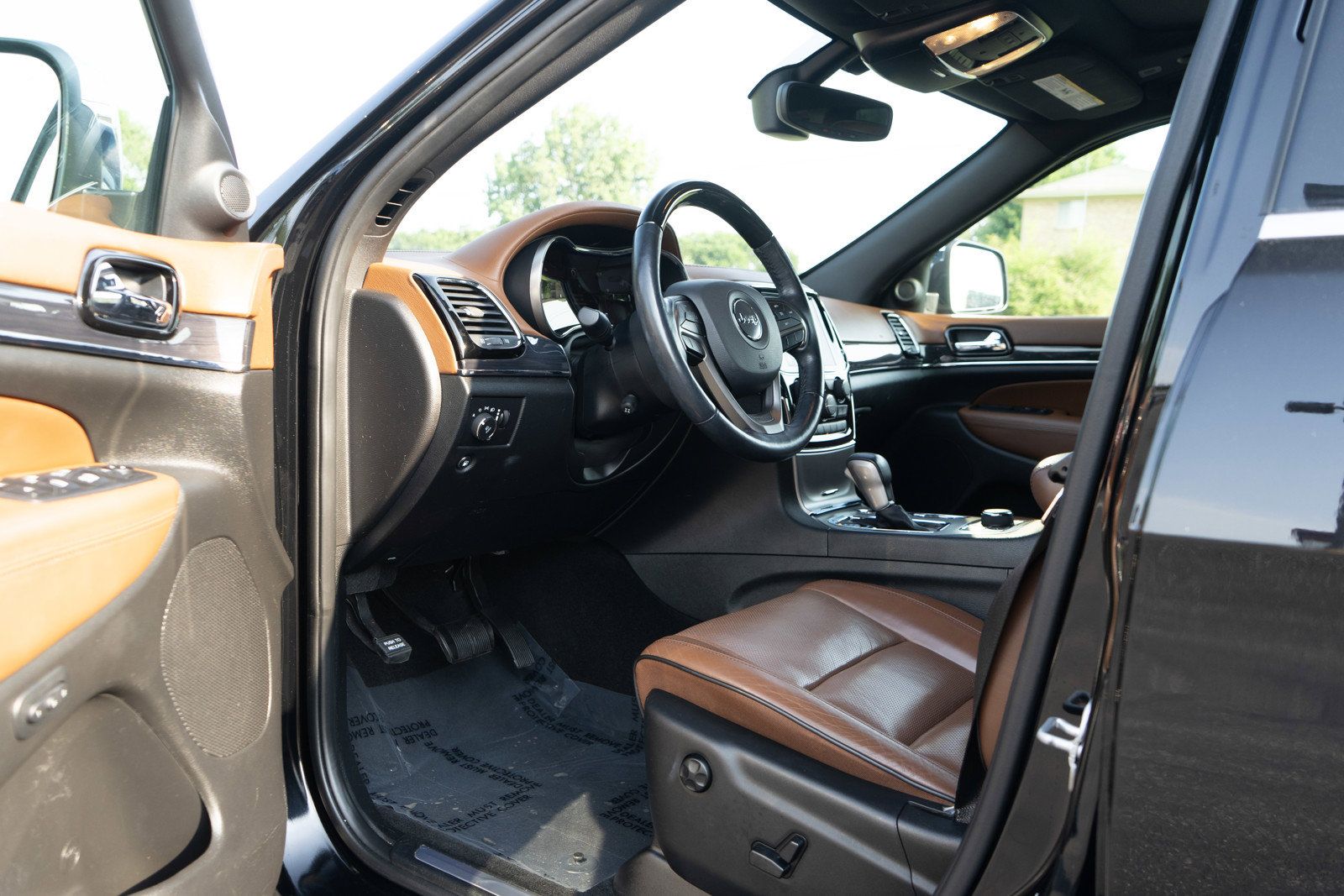 Used 2020 Jeep Grand Cherokee Overland AWD/4WD image 14