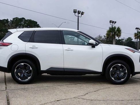 Used 2024 Nissan Rogue SV image 3