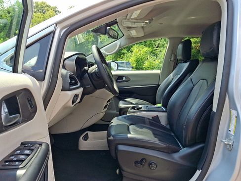 Certified 2023 Chrysler Pacifica Touring-L FWD image 17