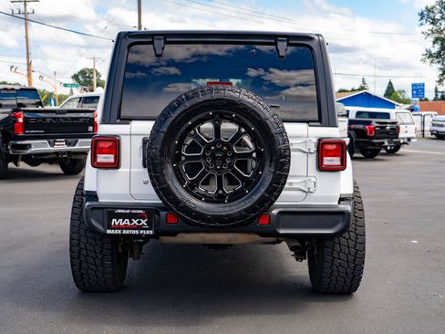 Used 2018 Jeep Wrangler Unlimited Sahara w/ Uconnect 4C Nav & Sound Group AWD/4WD image 9