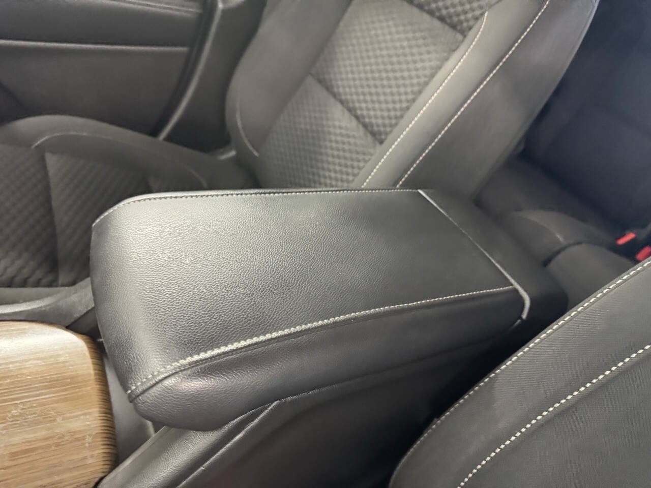 Used 2019 GMC Acadia SLE w/ LPO, Black Accent Package FWD image 30
