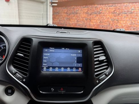 Used 2020 Jeep Cherokee Latitude Plus w/ Cold Weather Group image 18