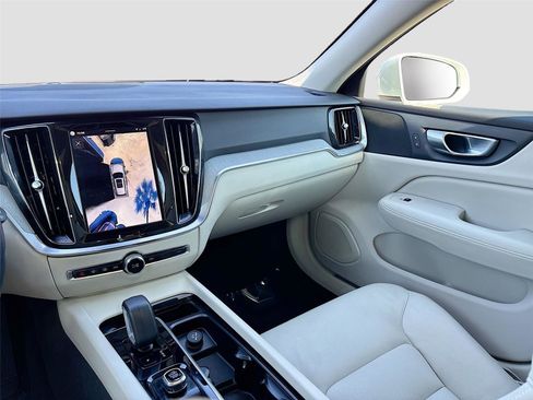 Used 2025 Volvo V60 B5 Cross Country Plus image 23