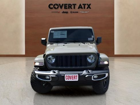 Used 2025 Jeep Gladiator Sport AWD/4WD image 8