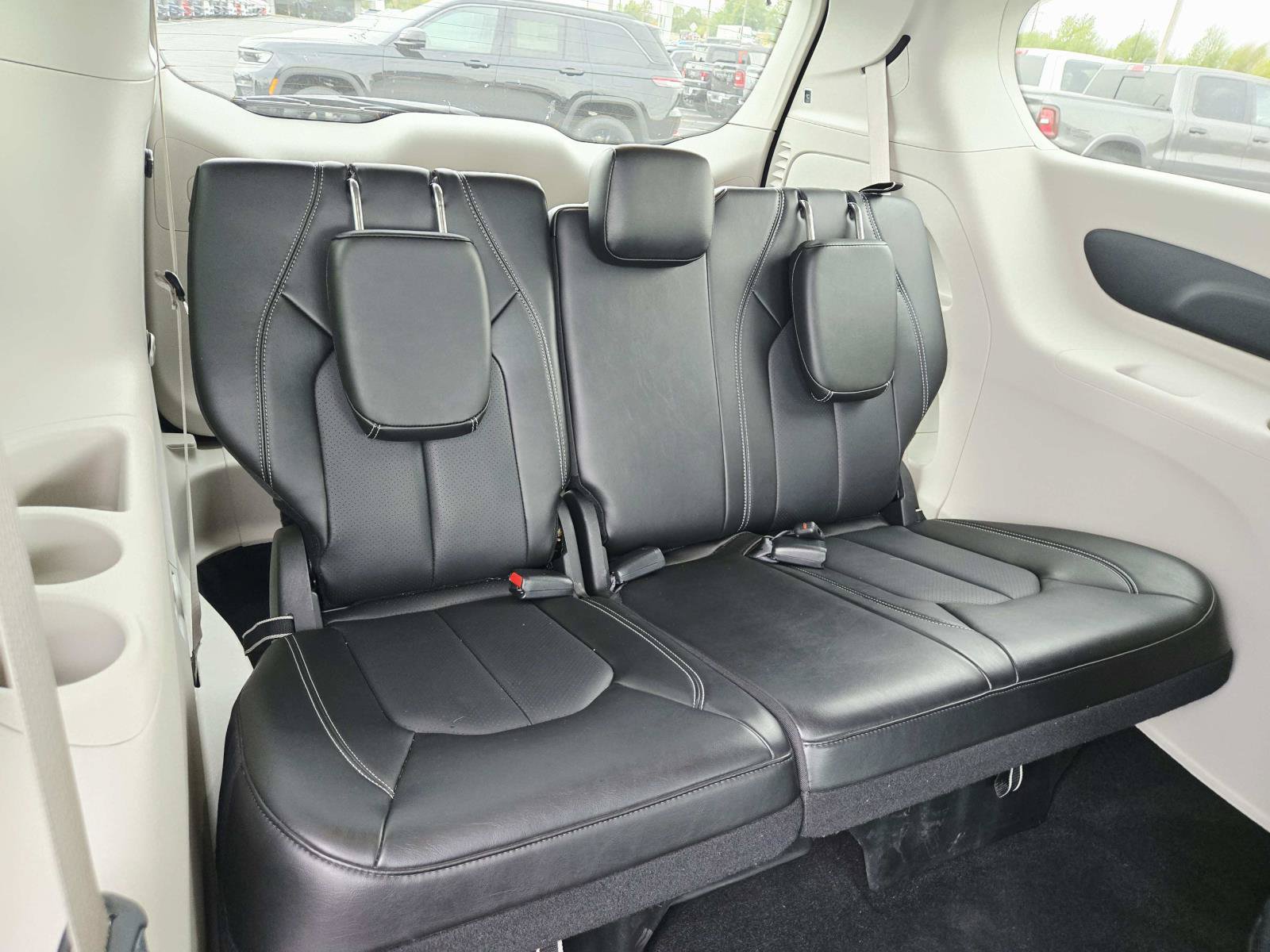 Used 2024 Chrysler Pacifica Touring-L FWD image 16
