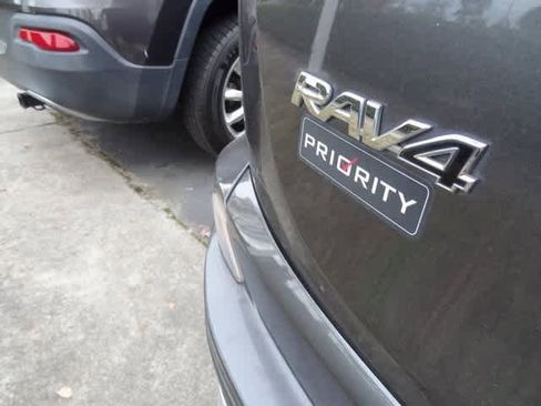 Used 2018 Toyota RAV4 SE image 18