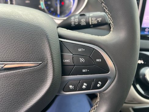 Used 2023 Chrysler Pacifica Touring-L image 17