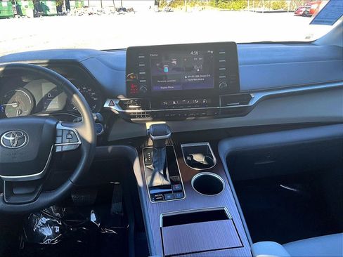 Used 2023 Toyota Sienna XLE image 14