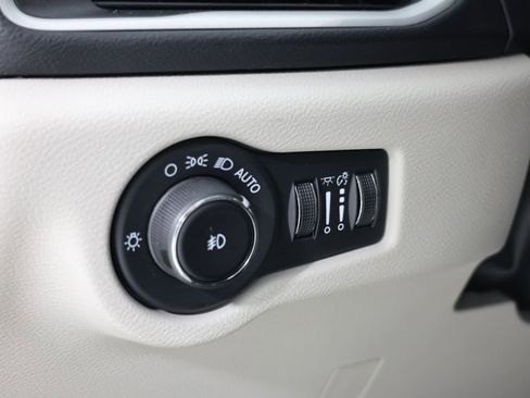 Used 2024 Chrysler Pacifica Touring-L FWD image 22