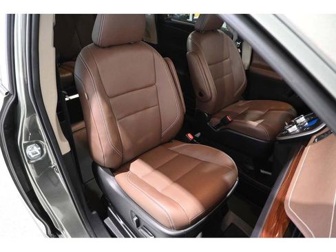 Used 2020 Toyota Sienna Limited Premium FWD image 16