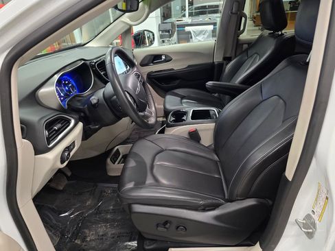 Used 2024 Chrysler Pacifica Touring-L image 16