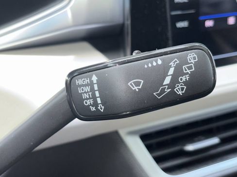 Used 2025 Volkswagen Taos SE w/ Panoramic Sunroof Package FWD image 13