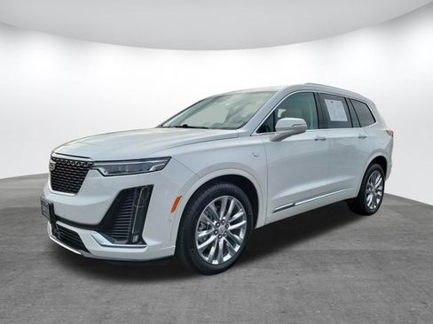 Used 2022 Cadillac XT6 Premium Luxury w/ Technology Package image 3