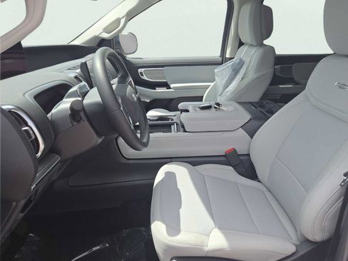 New 2027 Ford Expedition Max Platinum w/ Driver's Package RWD image 9