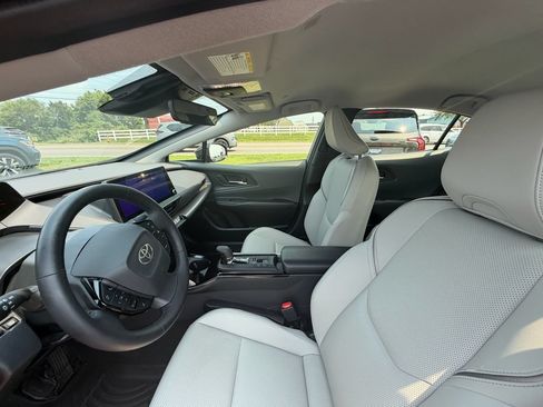 Used 2024 Toyota Prius XLE FWD image 9