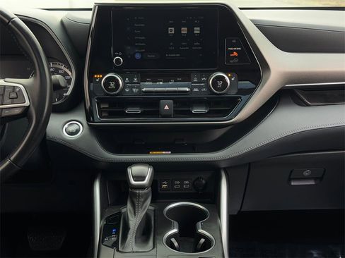 Certified 2023 Toyota Highlander XLE image 17