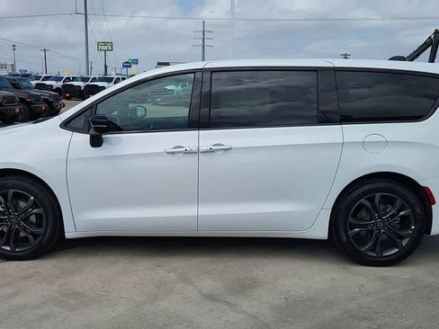 New 2026 Chrysler Pacifica Select FWD image 5