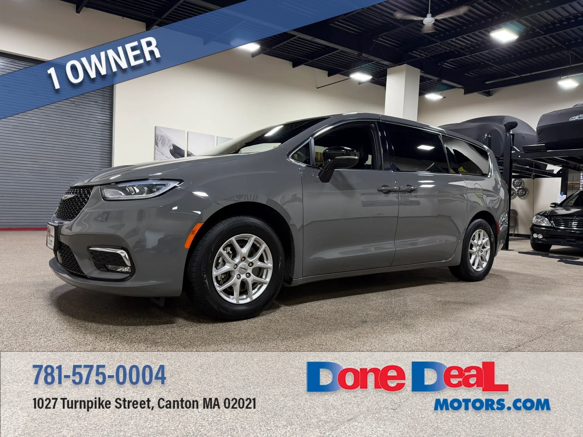 Used 2025 Chrysler Pacifica Select FWD image 1