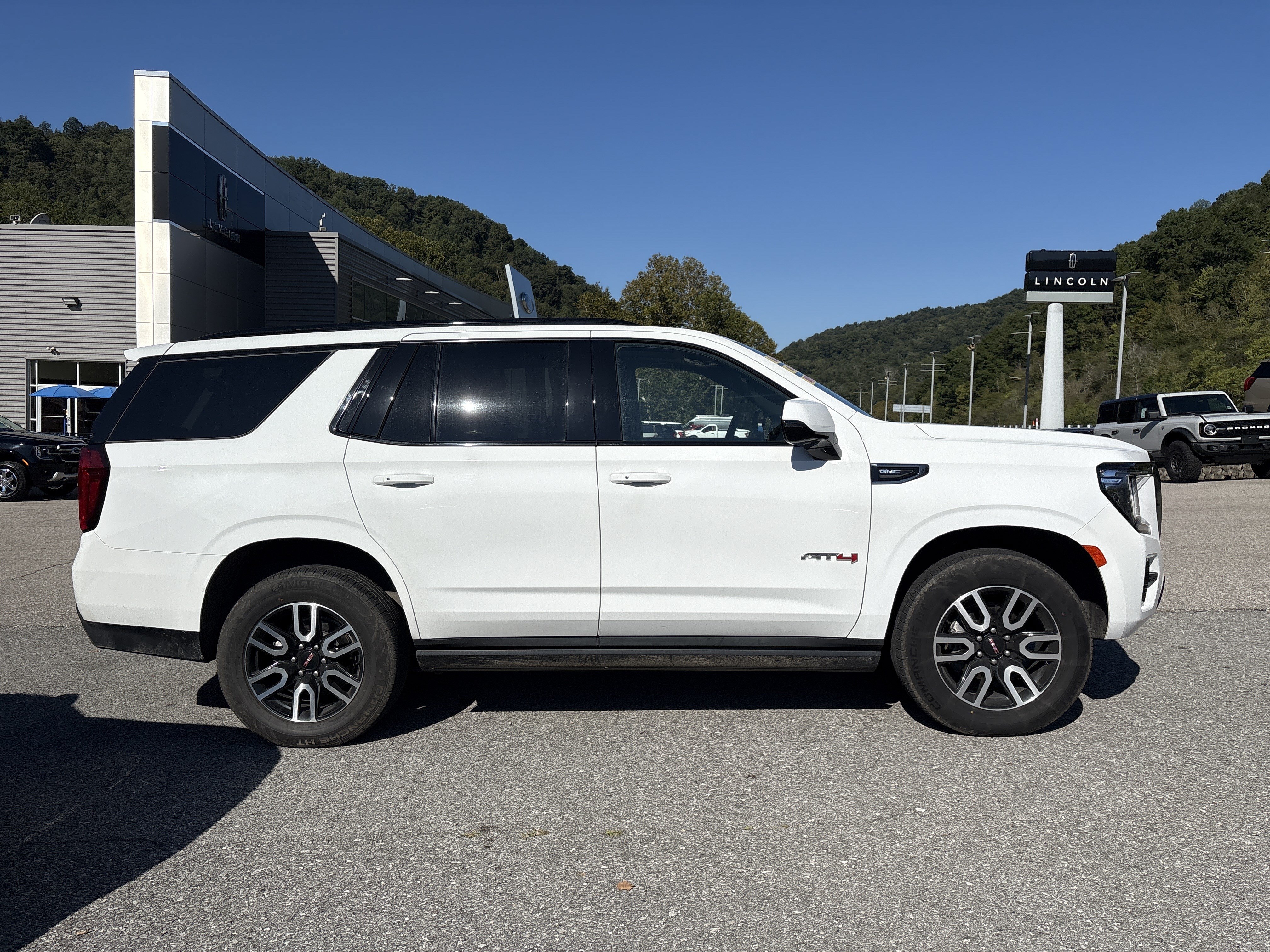 Used 2024 GMC Yukon AT4 AWD/4WD image 3