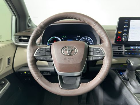Used 2023 Toyota Sienna Platinum image 15