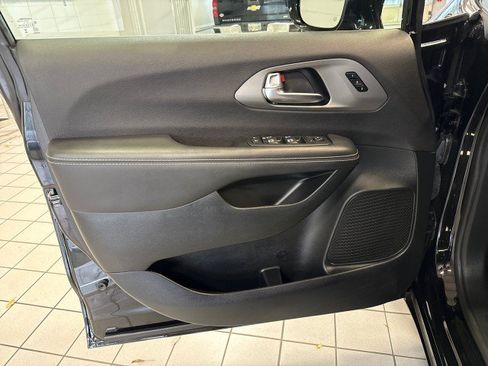 Used 2026 Chrysler Pacifica Select FWD image 14