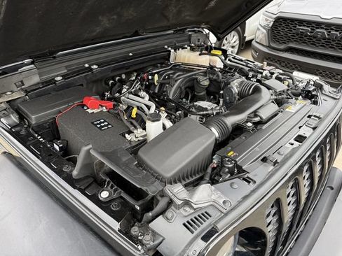 Used 2023 Jeep Gladiator Sport AWD/4WD image 25