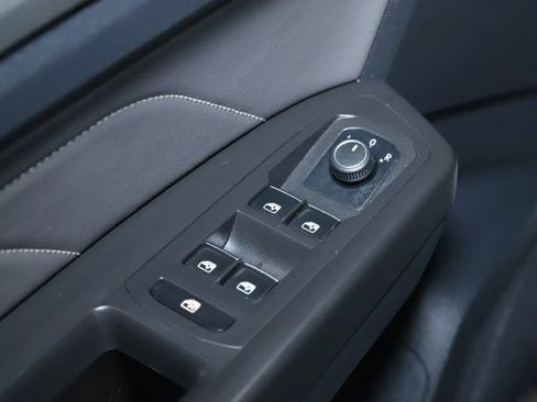 Used 2022 Volkswagen Atlas Cross Sport SE image 17