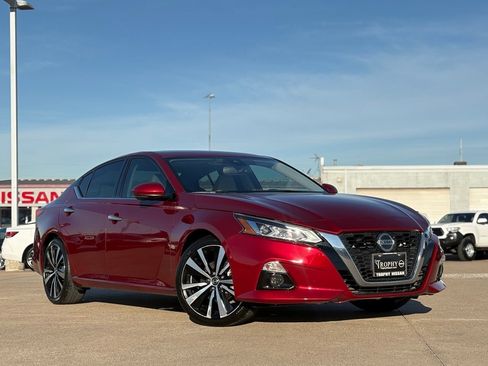 Certified 2019 Nissan Altima 2.5 Platinum image 2