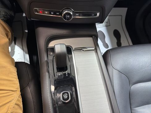 Used 2025 Volvo XC90 B5 Core AWD/4WD image 32