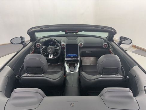 Used 2022 Mercedes-Benz SL 55 AMG 4MATIC w/ Driver Assistance Package image 28