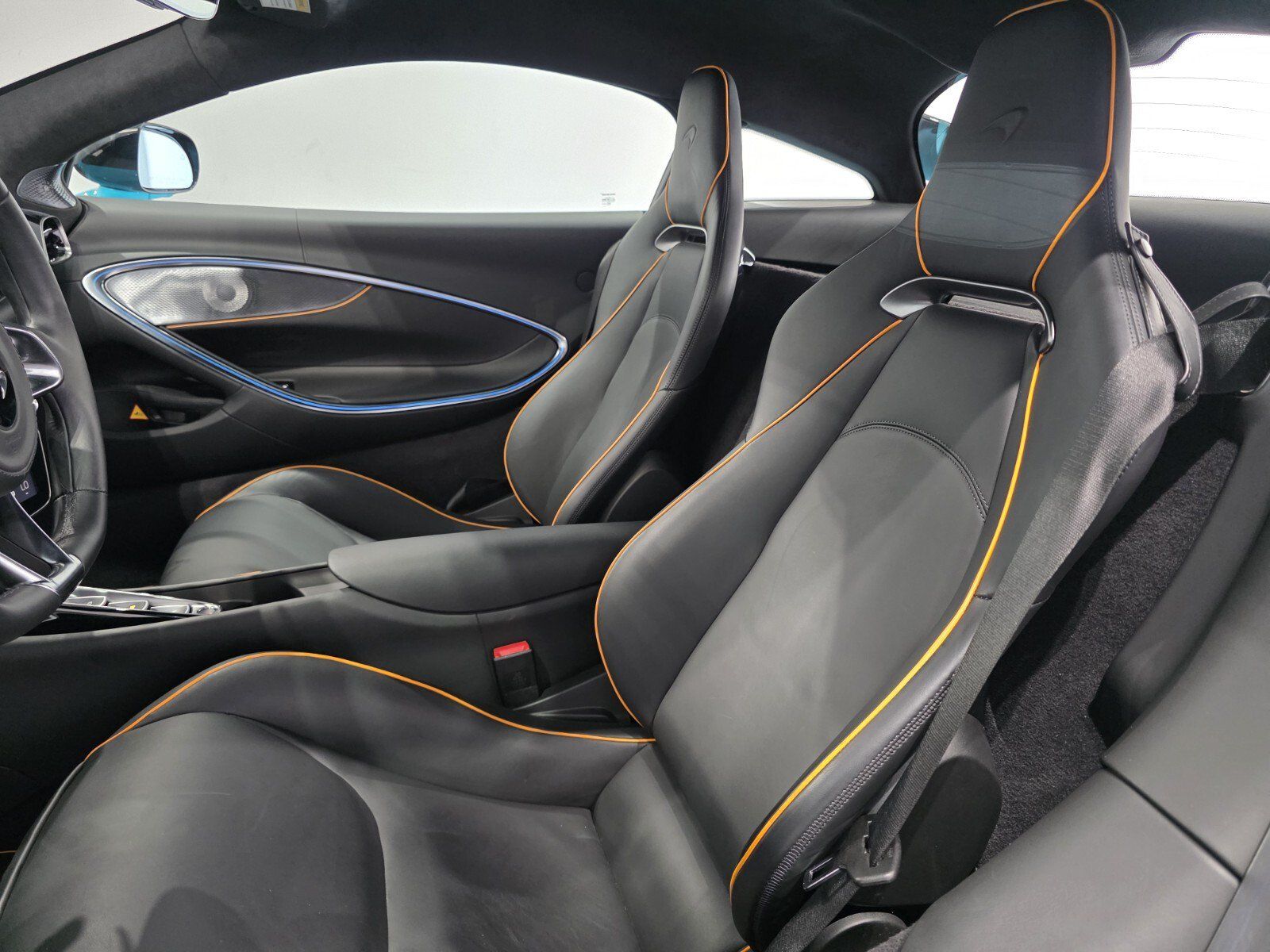 Used 2025 McLaren Artura RWD image 8