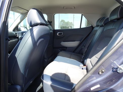 Used 2023 Hyundai Venue Limited FWD image 13
