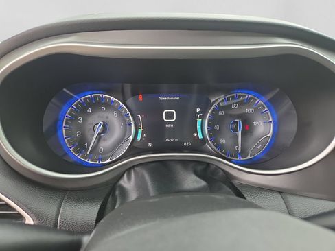 Used 2023 Chrysler Pacifica Touring-L FWD image 14
