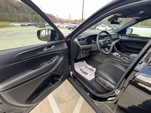 New 2025 Jeep Grand Cherokee L Altitude image 9