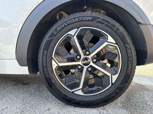 Used 2024 Kia Niro LX FWD image 18