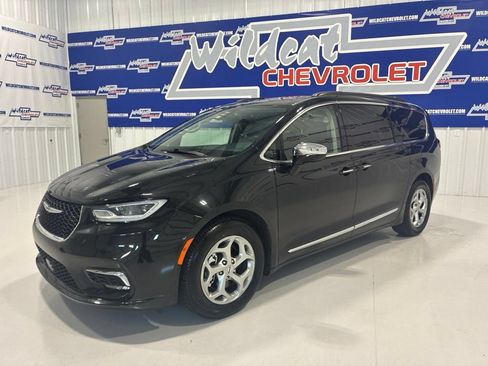 Used 2023 Chrysler Pacifica Limited FWD image 3