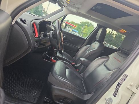 Used 2018 Jeep Renegade Trailhawk AWD/4WD image 16