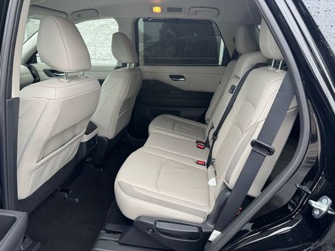 Used 2023 Nissan Pathfinder SL w/ Black Appearance Package AWD/4WD image 11