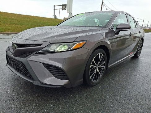 Used 2019 Toyota Camry SE image 4