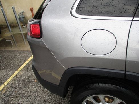 Used 2019 Jeep Cherokee Latitude w/ Popular Appearance Group AWD/4WD image 18
