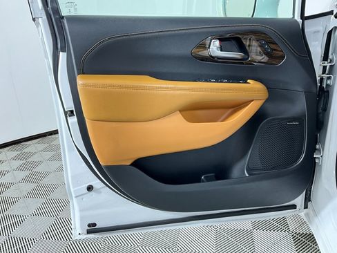 Used 2022 Chrysler Pacifica Pinnacle image 18